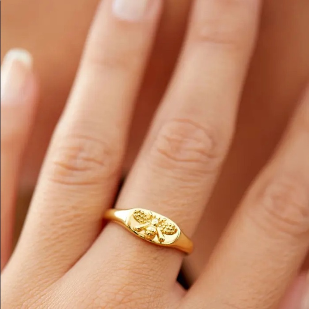 NWOT SAVVY CIE JEWELS 14K Gold Plated Bee Signet Ring